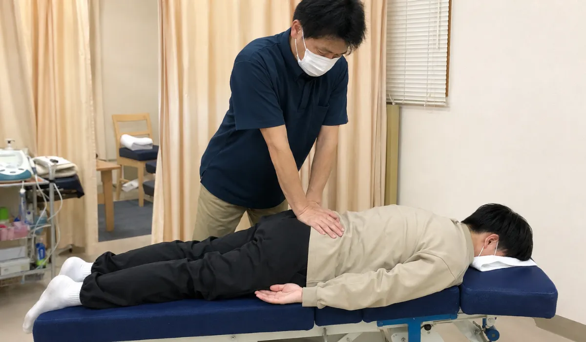 院長が患者さんの腰や身体の動きを確認している様子