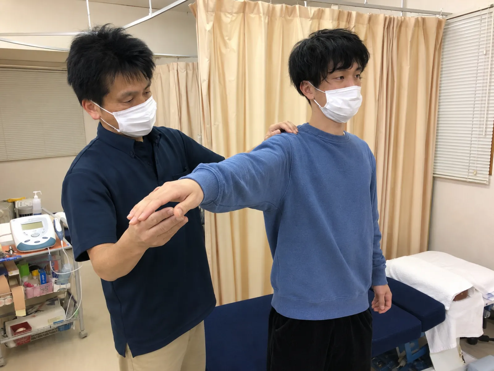 石渡義敏院長が患者さんの身体の動きを確認している様子