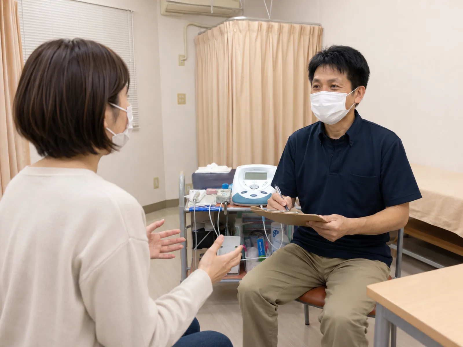 交通事故について患者さんから話を聞く沖縄あはちゃ整骨院